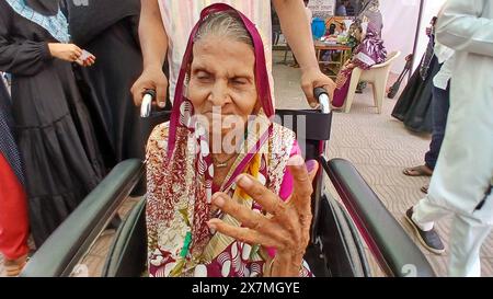 Thane, Indien. Mai 2024. THANE, INDIEN – 20. MAI: Fatima Rampure, eine 91-jährige Seniorin, wird am 20. Mai 2024 in Thane, Indien, zur Wahl in Rabodi gesehen. Nach Angaben der indischen Wahlkommission wurden in der fünften Wahlphase am 20. Mai 57,57 Prozent der Wahlbeteiligung bei 49 Sitzen verzeichnet. (Foto: Praful Gangurde/Hindustan Times/SIPA USA) Credit: SIPA USA/Alamy Live News Stockfoto