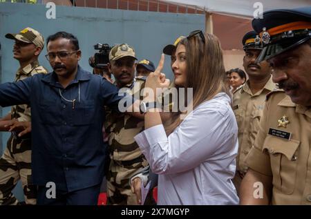 Mumbai, Indien. Mai 2024. MUMBAI, INDIEN – 20. MAI: Die indische Schauspielerin Aishwarya Rai Bachchan zeigt ihren Zeigefinger, nachdem sie am 20. Mai 2024 in Mumbai, Indien die Wahl für Lok sabha 2024 in Juhu abgegeben hatte. Nach Angaben der indischen Wahlkommission wurden in der fünften Wahlphase am 20. Mai 57,57 Prozent der Wahlbeteiligung bei 49 Sitzen verzeichnet. (Foto: Satish Bate/Hindustan Times/SIPA USA) Credit: SIPA USA/Alamy Live News Stockfoto