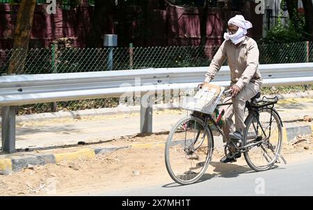 Gurugram, Indien. Mai 2024. GURUGRAM, INDIEN – 20. MAI: Ein Postbote wird den Brief an einem heißen Sommertag an der Sector-17/18-Trennstraße nahe IFFCO chowk am 20. Mai 2024 in Gurugram, Indien, liefern. laut Wettervorhersage des India Meteorological Department (IMD) wird in Punjab, Haryana und Delhi bis zum 23. Mai, in Rajasthan über die nächsten drei Tage und in Uttar Pradesh bis zum 21. Mai erwartet. (Foto: Parveen Kumar/Hindustan Times/SIPA USA) Credit: SIPA USA/Alamy Live News Stockfoto