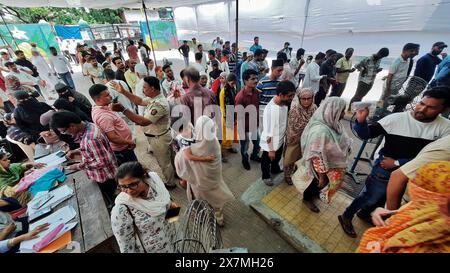 Thane, Indien. Mai 2024. THANE, INDIEN – 20. MAI: In der 5. Phase der Lok-Sabha-Wahl am 20. Mai 2024 in Thane, Indien, werden Bürger gesehen, die in der Wahlstation Rabodi zur Wahl kamen. Nach Angaben der indischen Wahlkommission wurden in der fünften Wahlphase am 20. Mai 57,57 Prozent der Wahlbeteiligung bei 49 Sitzen verzeichnet. (Foto: Praful Gangurde/Hindustan Times/SIPA USA) Credit: SIPA USA/Alamy Live News Stockfoto