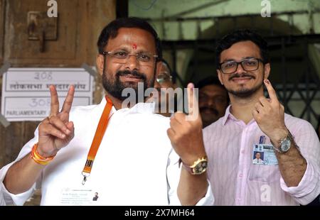 Thane, Indien. Mai 2024. THANE, INDIEN – 20. MAI: Shiv Sena Eknath Shinde Camp Naresh Mhaske, Kandidat von Thane Lok Sabha, gab am 20. Mai 2024 in Thane, Indien, die Wahl ab. Nach Angaben der indischen Wahlkommission wurden in der fünften Wahlphase am 20. Mai 57,57 Prozent der Wahlbeteiligung bei 49 Sitzen verzeichnet. (Foto: Praful Gangurde/Hindustan Times/SIPA USA) Credit: SIPA USA/Alamy Live News Stockfoto