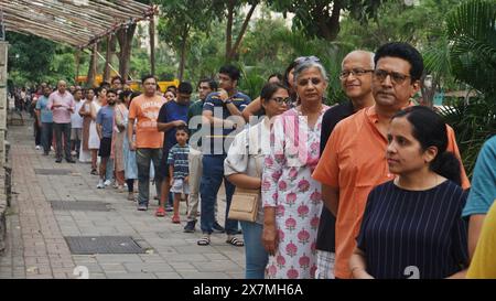 Thane, Indien. Mai 2024. THANE, INDIEN - 20. MAI: Bürger werden am Wahlschalter auf der Thane Ghodbunder Road Hiranandani Estate gesehen, um während der 5. Phase der Lok Sabha Wahl am 20. Mai 2024 in Thane, Indien, zu wählen. Nach Angaben der indischen Wahlkommission wurden in der fünften Wahlphase am 20. Mai 57,57 Prozent der Wahlbeteiligung bei 49 Sitzen verzeichnet. (Foto: Praful Gangurde/Hindustan Times/SIPA USA) Credit: SIPA USA/Alamy Live News Stockfoto