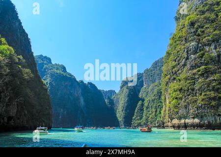 Landschaft mit Booten mit Touristen in Maya Bay - Thailand. Es ist ein berühmter Touristenstrand im Ko Phi Phi Leh Archipel Stockfoto