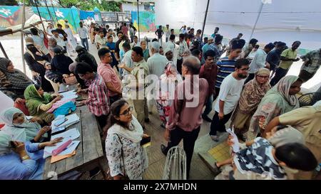 Thane, Indien. Mai 2024. THANE, INDIEN – 20. MAI: In der 5. Phase der Lok-Sabha-Wahl am 20. Mai 2024 in Thane, Indien, werden Bürger gesehen, die in der Wahlstation Rabodi zur Wahl kamen. Nach Angaben der indischen Wahlkommission wurden in der fünften Wahlphase am 20. Mai 57,57 Prozent der Wahlbeteiligung bei 49 Sitzen verzeichnet. (Foto: Praful Gangurde/Hindustan Times/SIPA USA) Credit: SIPA USA/Alamy Live News Stockfoto