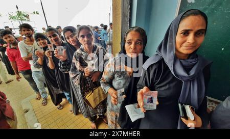 Thane, Indien. Mai 2024. THANE, INDIEN - 20. MAI: Frauen, die am Wahlverfahren in Rabodi am 20. Mai 2024 in Thane, Indien teilnehmen. Nach Angaben der indischen Wahlkommission wurden in der fünften Wahlphase am 20. Mai 57,57 Prozent der Wahlbeteiligung bei 49 Sitzen verzeichnet. (Foto: Praful Gangurde/Hindustan Times/SIPA USA) Credit: SIPA USA/Alamy Live News Stockfoto