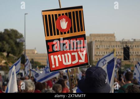 JERUSALEM - 20. MAI: Ein Demonstrant hält ein Schild mit der Aufschrift „Wahlen jetzt“, während sich regierungsfeindliche Demonstranten zu einer Demonstration gegen Benjamin Netanjahus Regierung versammeln und neue Wahlen in der Nähe der Knesset, dem israelischen parlament am 20. Mai 2024 in Jerusalem fordern. Israel Stockfoto