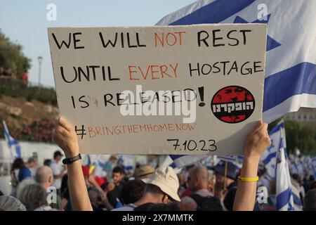 JERUSALEM - 20. MAI: Ein Demonstrant hält ein Schild mit der Aufschrift: "Wir werden nicht ruhen, bis jede Geisel frei ist!" Während sich regierungsfeindliche Demonstranten zu einer Demonstration gegen Benjamin Netanjahus Regierung versammeln und neue Wahlen in der Nähe der Knesset, dem israelischen parlament, am 20. Mai 2024 in Jerusalem fordern. Israel Stockfoto