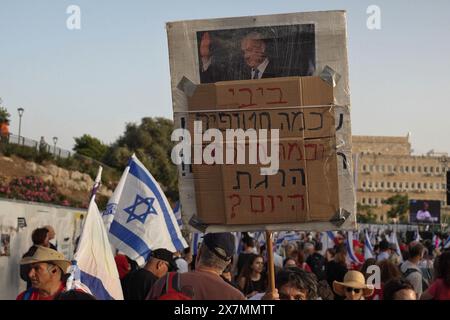 JERUSALEM - 20. MAI: Ein Demonstrant hält ein Schild mit der Aufschrift " Bibi, wie viele Geiseln und Soldaten haben Sie heute getötet", während sich regierungsfeindliche Demonstranten zu einer Demonstration gegen Benjamin Netanjahus Regierung versammeln und neue Wahlen fordern, in der Nähe der Knesset, des israelischen parlaments am 20. Mai 2024 in Jerusalem. Israel Stockfoto