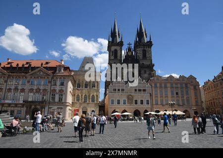 Prag /Tschechische republik /14. MAI 2024/ Touristen am Prager Altstadtplatz , Foto. Bilder von Francis Joseph Dean/Dean sind nicht für kommerzielle Zwecke bestimmt Stockfoto