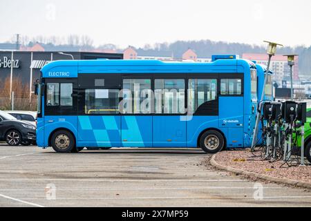 Göteborg, Schweden - 01. März 2024: Blauer kleiner Elektrobus auf einem Parkplatz Stockfoto