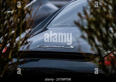 Göteborg, Schweden - 01. März 2024: Heck eines schwarzen Porsche Cayman S Stockfoto