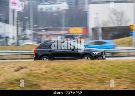 Göteborg, Schweden - 1. März 2024: Schwarzer Volvo auf einer Autobahn Stockfoto