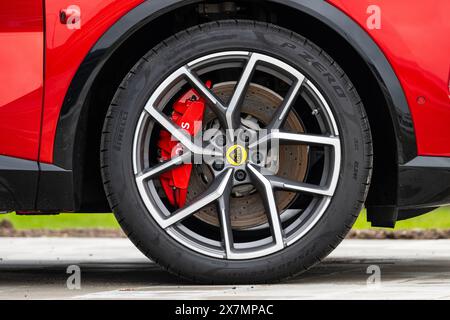 Göteborg, Schweden - 01. März 2024: Roter elektrischer SUV Lotus Eletre 2024 auf dem Display Stockfoto