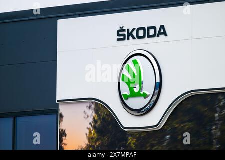 Göteborg, Schweden - 01. März 2024: Skoda-Logo an der Fassade eines Autohauses Stockfoto