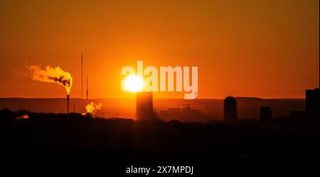 Göteborg, Schweden - 07. März 2024: Sonnenaufgang hinter einem hohen Hotel Stockfoto