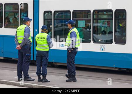 Zürich, Schweiz - 13. Juni 2018: Drei Polizisten der Polizei-Assistenz diskutieren an einer Straßenbahnstation. Stockfoto