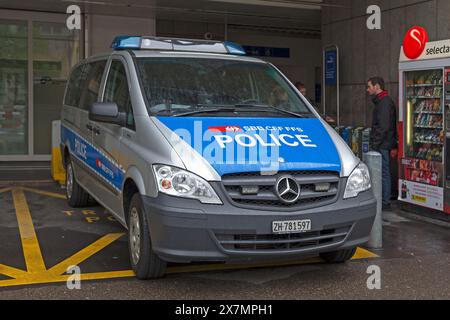 Zürich, Schweiz - 13. Juni 2018: Polizeiwagen der Eisenbahnpolizei parkt vor der Polizeistation des Bahnhofs. Stockfoto