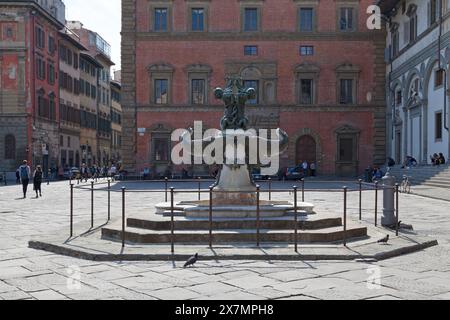 Florenz, Italien - 1. April 2019: Einer der beiden fontane dei mostri marini (Brunnen der Meeresmonster) auf der Santissima Annunziata plaza. Eingeweiht Stockfoto