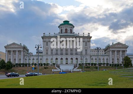 Moskau, Russland - 07. Juli 2018: Das Paschkow-Haus (russisch Пашко́в дом) ist ein neoklassizistisches Herrenhaus, das auf einem Hügel mit Blick auf die westliche Mauer steht Stockfoto