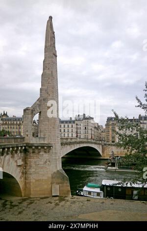 Paris, Frankreich - 29. Mai 2018: Statue des Heiligen Genevieve auf einem fast 15 m hohen Pylon am linken Ufer der pont de la Tournelle (deutsch: bri) Stockfoto