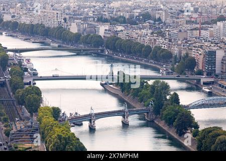 Paris, Frankreich - 01. September 2016: Blick flussabwärts der seine vom Eiffelturm aus, von unten nach oben die Pont Rouelle und die Pont de Gren Stockfoto