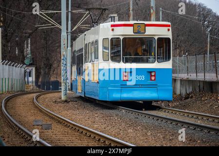 Göteborg, Schweden - 24. Februar 2024: Blau-weiße Straßenbahn auf separatem Gleis Stockfoto