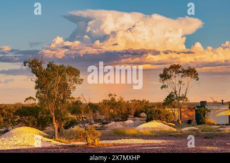 Regen fällt von einer fernen Sturmwolke über einer Bergbaulandschaft am Lightning Ridge im Outback von New South Wales, Australien Stockfoto