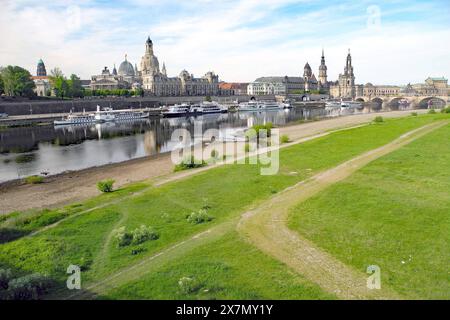 Dresdner Skyline am Morgen mit Blick ueber Elbe und Elbwiesen. Pfingsten 2024 Blitzeinschlag auf den Elbwiesen. *** Dresdner Skyline am Morgen mit Blick über die Elbe und Elbwiesen Pfingstsonntag 2024 Blitzschlag auf den Elbwiesen Stockfoto