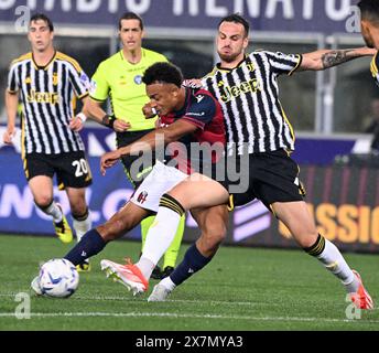 Bologna, Italien. Mai 2024. Bolognas Dan Ndoye (L) streitet mit Juventus Federico Gatti während eines Fußballspiels der Serie A zwischen Bologna und dem FC Juventus in Bologna, Italien, am 20. Mai 2024. Quelle: Augusto Casasoli/Xinhua/Alamy Live News Stockfoto
