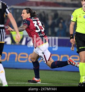 Bologna, Italien. Mai 2024. Bolognas Riccardo Calafiori feiert sein Tor während eines Fußballspiels der Serie A zwischen Bologna und dem FC Juventus in Bologna, Italien, am 20. Mai 2024. Quelle: Augusto Casasoli/Xinhua/Alamy Live News Stockfoto