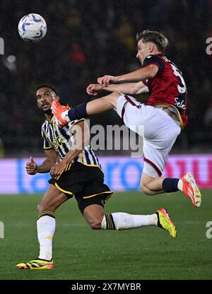 Bologna, Italien. Mai 2024. Bolognas Alexis Saelemaekers (R) streitet mit Juventus Bremer während eines Fußballspiels der Serie A zwischen Bologna und dem FC Juventus in Bologna, Italien, am 20. Mai 2024. Quelle: Augusto Casasoli/Xinhua/Alamy Live News Stockfoto