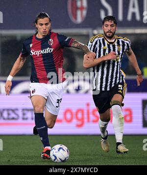 Bologna, Italien. Mai 2024. Bolognas Riccardo Calafiori (L) streitet mit Juventus Manuel Locatelli während eines Fußballspiels der Serie A zwischen Bologna und dem FC Juventus in Bologna, Italien, am 20. Mai 2024. Quelle: Augusto Casasoli/Xinhua/Alamy Live News Stockfoto