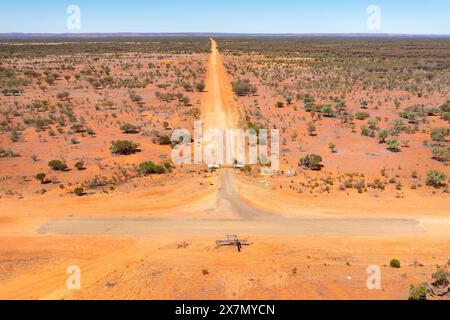Luftaufnahme einer abgelegenen T-Kreuzung und eines Portals in einer trockenen Outback-Landschaft nahe Broken Hill im Outback New South Wales, Australien Stockfoto