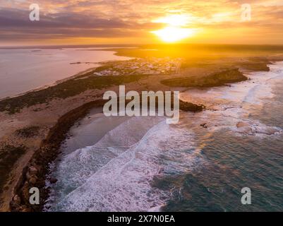 Aus der Vogelperspektive eines trüben Sonnenaufgangs über einem kleinen Township auf einer zerklüfteten Küstenhalbinsel T Venus Bay auf der Eyre Peninsula in Südaustralien Stockfoto