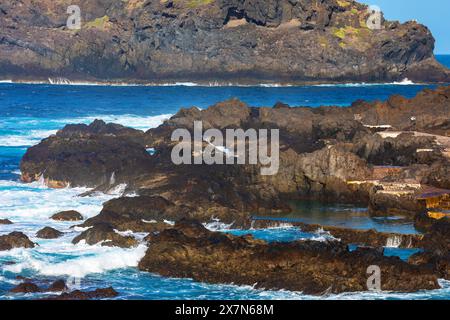 Gesteinsbildung im Ozean bei Garachico, Kanarischen Inseln, Teneriffa. Atemberaubende Felsformation vor der Küste des Atlantischen Ozeans Stockfoto