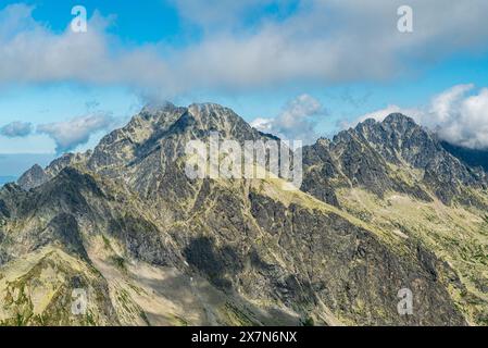 Ladovy Stit, Pysny Stit und wenige andere Gipfel vom Vychodna Vysoka Gipfel in der Hohen Tatra in der Slowakei im Sommer teilweise bewölkter Tag Stockfoto