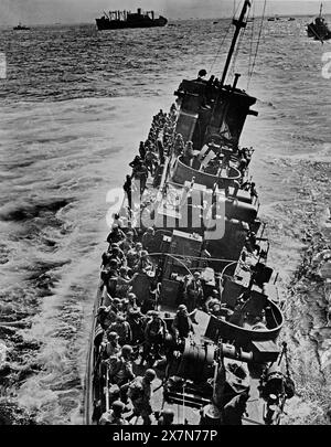 ENGLISCHER KANAL - 06. Juni 1944 - Ein Opfer des schweren Feuers der Nazis gegen die D-Day Invasionsflotte, eine LCI (Landing Craft Infantry) der US Coast Guard Stockfoto