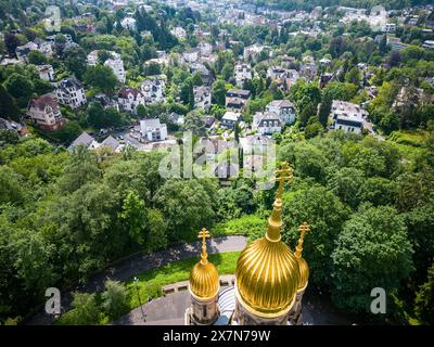 Reise, xsvx, Stadt Wiesbaden, v.l. russisch-orthodoxe Kirche auf dem Wiesbadener Neroberg. Weithin sichtbar mit ihren fünf vergoldeten Kuppeln ist die russisch-orthodoxe Kirche, die der nassauische Herzog Adolph 1847 1855 im russisch-byzantinischen Stil als Grabeskirche für seine verstorbene Ehefrau Elisabeth Michailowna erbauen ließ, eine Nichte der Zaren Alexander I. und Nikolaus I. Nahebei liegt ein russischer Friedhof, auf dem zahlreichen Persönlichkeiten begraben sind, die sich in der Stadt niedergelassen hatten, als diese noch Weltkurstadt war. Der bekannteste hier Bestattete ist der männliche Stockfoto