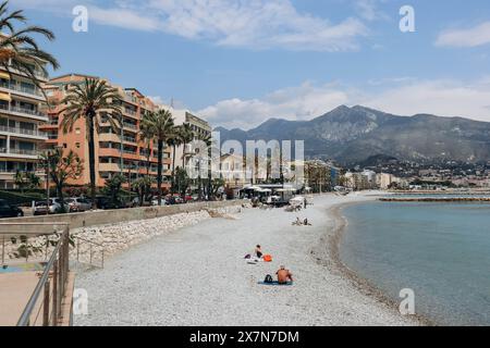 Roquebrune, Frankreich - 14. Mai 2023: Blick auf den Strand und die Gemeinde Roquebrune Cap Martin an der französischen Riviera Stockfoto