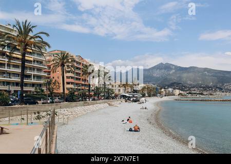 Roquebrune, Frankreich - 14. Mai 2023: Blick auf den Strand und die Gemeinde Roquebrune Cap Martin an der französischen Riviera Stockfoto
