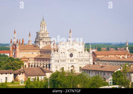 Luftaufnahme der Kathedrale Certosa di Pavia, einem historischen Monumentalkomplex, der ein Kloster und ein Heiligtum umfasst. Pavia, Italien. Stockfoto