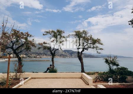 Roquebrune, Frankreich - 14. Mai 2023: Blick auf den Strand und die Gemeinde Roquebrune Cap Martin an der französischen Riviera Stockfoto
