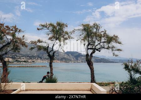 Roquebrune, Frankreich - 14. Mai 2023: Blick auf den Strand und die Gemeinde Roquebrune Cap Martin an der französischen Riviera Stockfoto