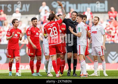 Köln, Deutschland. Mai 2024. firo: 11.05.2024, Fußball, 1. Liga, 1. Bundesliga, Saison 2023/2024, FC Köln - Union Berlin die Mannschaft der Union Berlin beschwert sich über Handball bei Schiedsrichter Deniz Aytekin Geste, Gestikulate, Geste, Credit: dpa/Alamy Live News Stockfoto