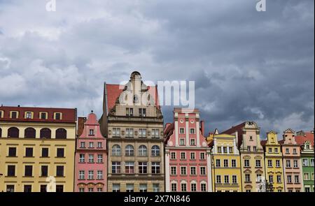 Farbenfrohe Häuser am Breslauer Marktplatz mit dramatischen Wolken Stockfoto