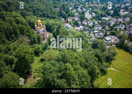 Reise, xsvx, Stadt Wiesbaden, v.l. russisch-orthodoxe Kirche auf dem Wiesbadener Neroberg. Weithin sichtbar mit ihren fünf vergoldeten Kuppeln ist die russisch-orthodoxe Kirche, die der nassauische Herzog Adolph 1847 1855 im russisch-byzantinischen Stil als Grabeskirche für seine verstorbene Ehefrau Elisabeth Michailowna erbauen ließ, eine Nichte der Zaren Alexander I. und Nikolaus I. Nahebei liegt ein russischer Friedhof, auf dem zahlreichen Persönlichkeiten begraben sind, die sich in der Stadt niedergelassen hatten, als diese noch Weltkurstadt war. Der bekannteste hier Bestattete ist der männliche Stockfoto