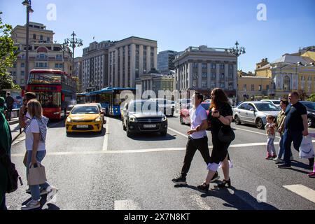 Moskau, Russland. Mai 2024. Menschen laufen in der Nähe der Staatsduma der Russischen Föderation in Moskau. Vor kurzem hat die Staatsduma alle Kandidaten Putins für Ministerposten in der Regierung genehmigt. Nach dem Wahlsieg wandte Putin das Kabinett um, insbesondere den russischen Verteidigungsminister. (Foto: Vlad Karkov/SOPA Images/SIPA USA) Credit: SIPA USA/Alamy Live News Stockfoto