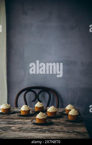 Karotten-Cupcakes auf einem Holztisch Stockfoto