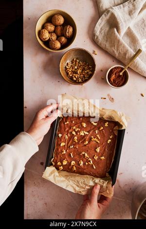 Brownie Backvorbereitung mit Walnüssen und Kakaopulver von oben Stockfoto