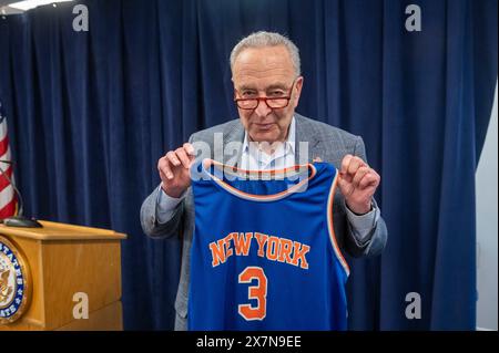 New York, Usa. Mai 2024. Senat Majority Leader, US-Senator Chuck Schumer (D-NY) bejubelt die New York Knicks, als sie im 7. Spiel der zweiten Runde der NBA-Playoffs 2024 im Garden in New York City gegen die Indiana Pacers antreten. (Foto: Ron Adar/SOPA Images/SIPA USA) Credit: SIPA USA/Alamy Live News Stockfoto